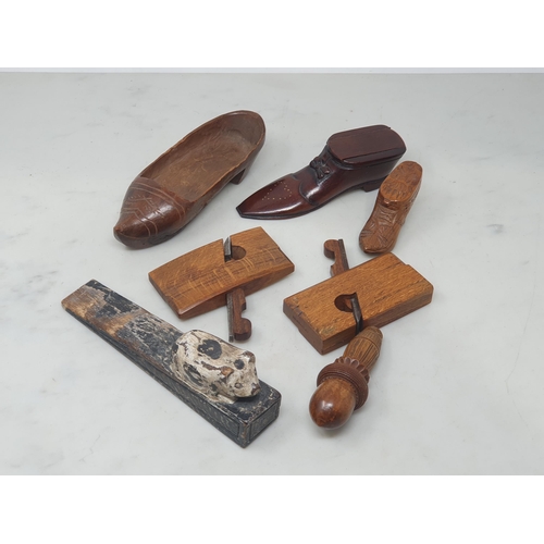 532 - A 19th Century novelty treen Snuff Box in the form of a Shoe with carved bow and inlaid brass decora... 