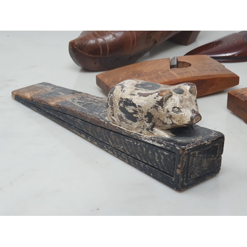 532 - A 19th Century novelty treen Snuff Box in the form of a Shoe with carved bow and inlaid brass decora... 