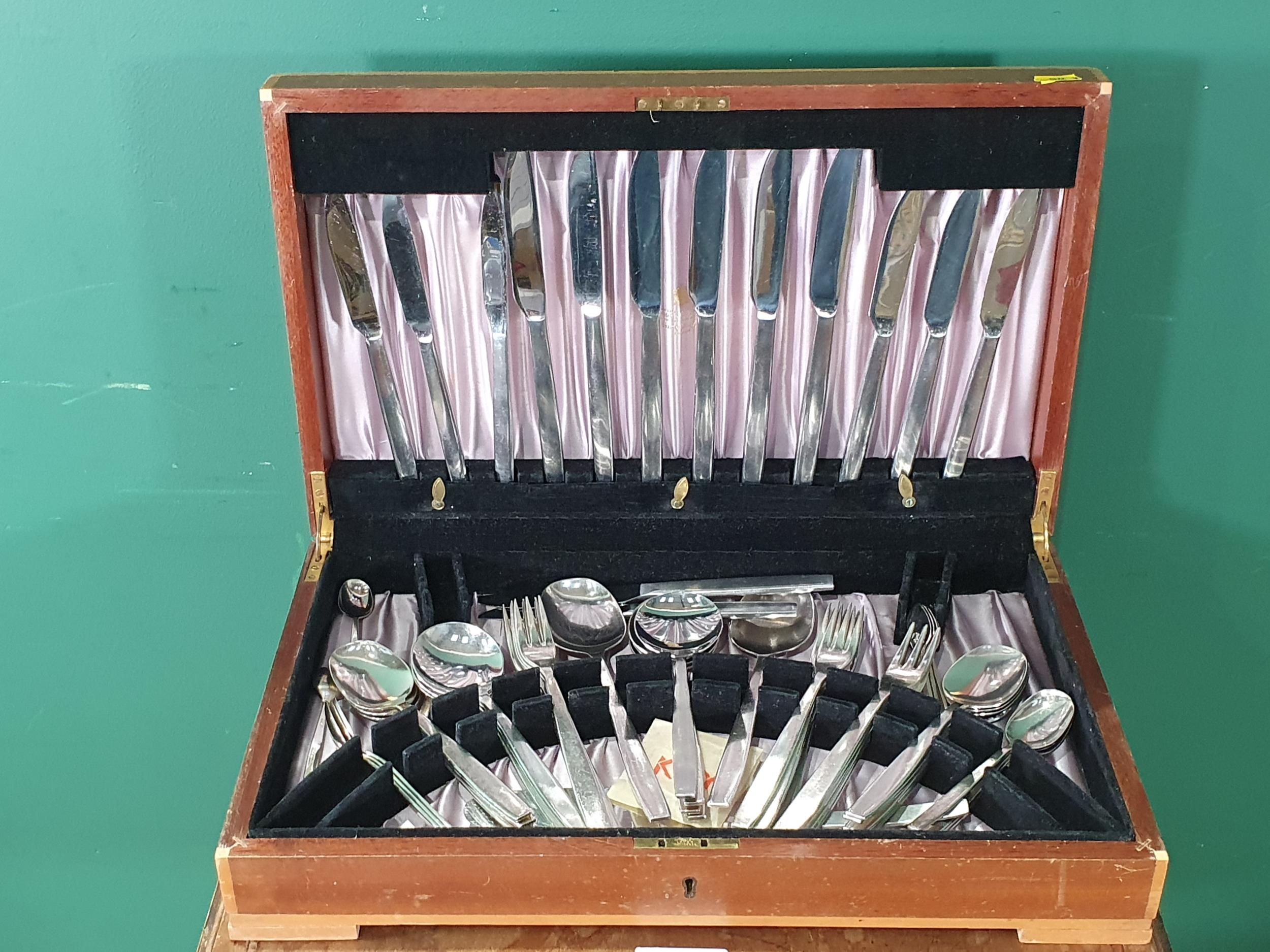 A Viners of Sheffield Canteen of Cutlery (R6)