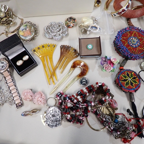 231 - A collection of Costume Jewellery