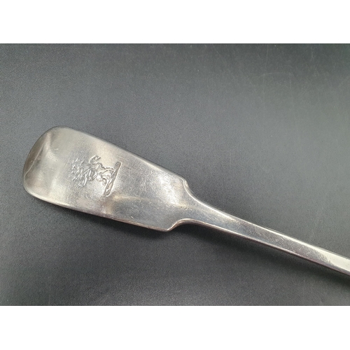 84 - A William IV silver Basting Spoon fiddle pattern engraved crest, London 1832, maker: J.H, 150gms