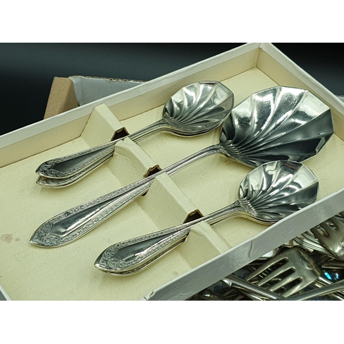 126 - Six Elizabeth II silver hafted Tea Knives king's pattern, Sheffield 1971, in case and sundry plated ... 