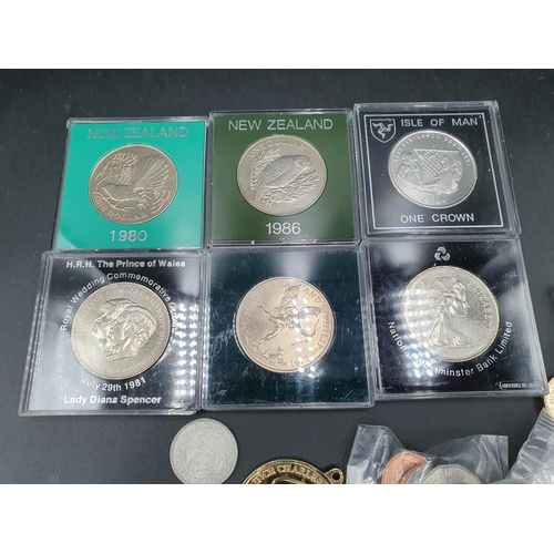 255 - A small Collection of World Coins including Commemorative Crowns from UK, isle of Man, New Zealand, ... 