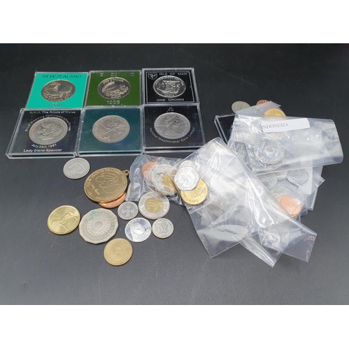 255 - A small Collection of World Coins including Commemorative Crowns from UK, isle of Man, New Zealand, ... 