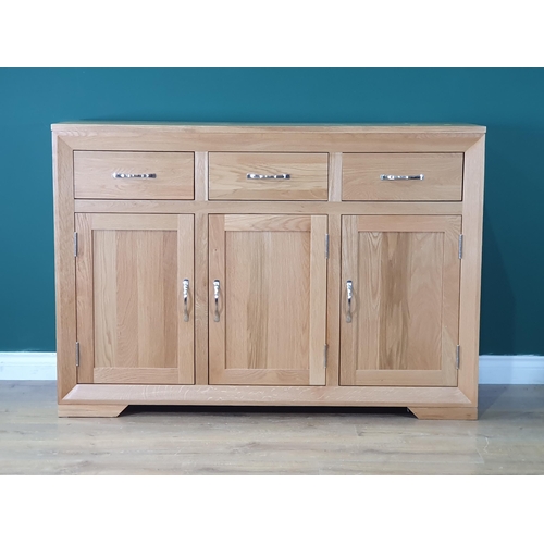 584 - A modern light wood Sideboard fitted drawers and cupboards, 4ft 4in W (R8)