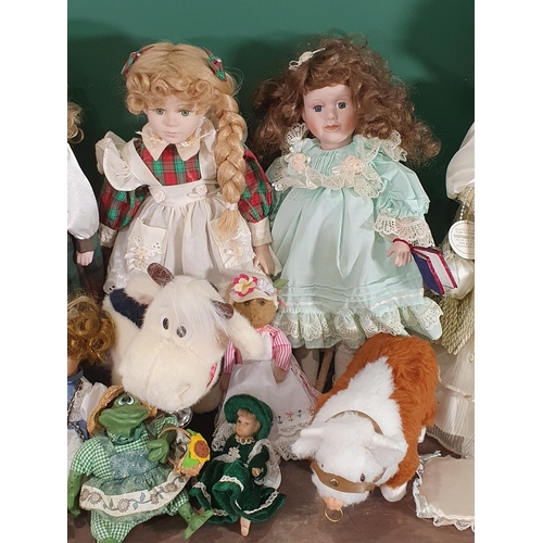 702 - A Box of modern Dolls (R8)