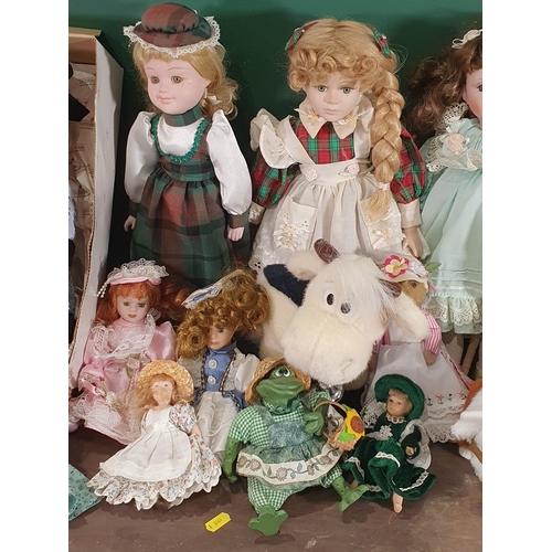 702 - A Box of modern Dolls (R8)