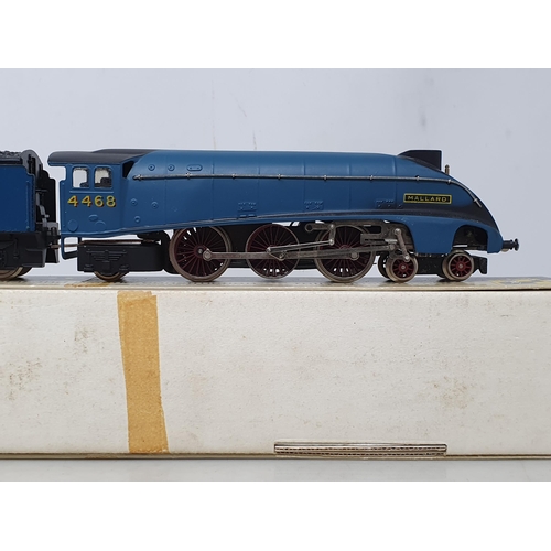 103 - A boxed Wrenn 2210 A4 Locomotive 'Mallard' in LNER blue livery, box E-NM, model NM