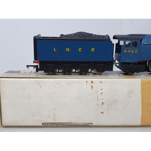 103 - A boxed Wrenn 2210 A4 Locomotive 'Mallard' in LNER blue livery, box E-NM, model NM