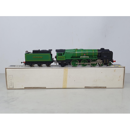 107 - A boxed Wrenn 2237 West Country Class Locomotive 'Lyme Regis in Southern Region green livery, box VG... 