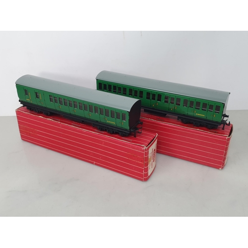 11 - Hornby Dublo 4025 and 4026 SR Suburban Coaches, unused and boxed. Coaches in mint condition showing ... 