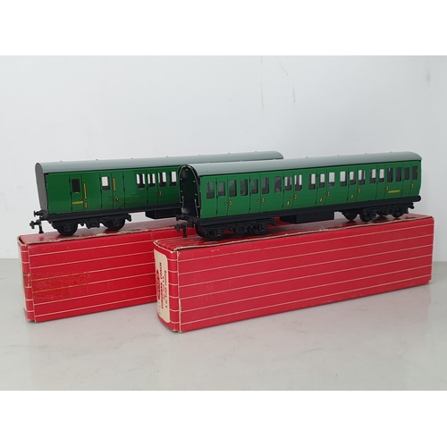 11 - Hornby Dublo 4025 and 4026 SR Suburban Coaches, unused and boxed. Coaches in mint condition showing ... 