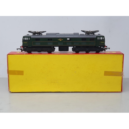 121 - A boxed Triang 00 gauge R.388 EM2 Electric Locomotive with instruction pamphlets