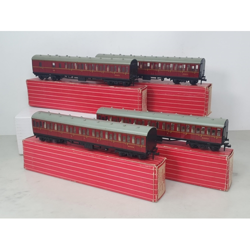 22 - Two boxed Hornby Dublo 4083 BR Suburban Coaches and two boxed 4084 Suburban Coaches, Nr M-M. Coaches... 