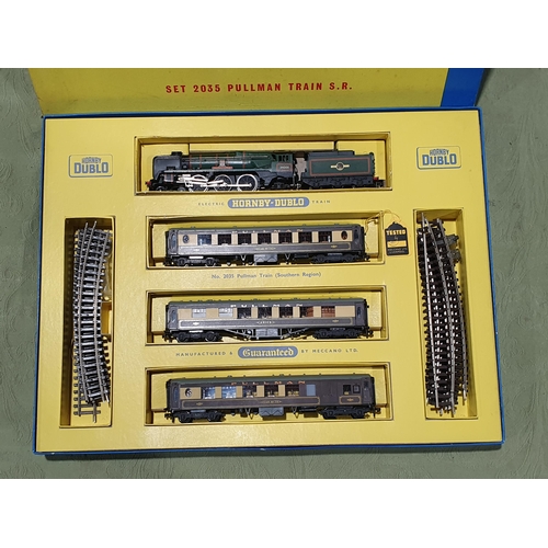 27 - A boxed Hornby Dublo 2035 Pullman Set, Nr M-M with literature. Locomotive and tender in Nr M conditi... 