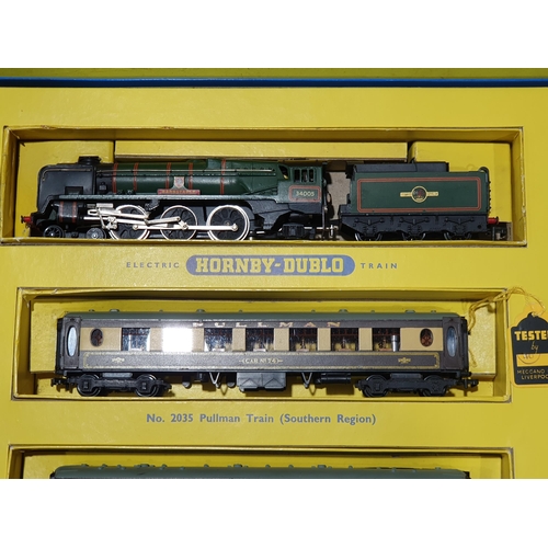 27 - A boxed Hornby Dublo 2035 Pullman Set, Nr M-M with literature. Locomotive and tender in Nr M conditi... 