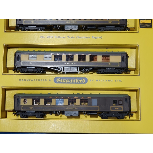 27 - A boxed Hornby Dublo 2035 Pullman Set, Nr M-M with literature. Locomotive and tender in Nr M conditi... 