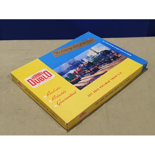 27 - A boxed Hornby Dublo 2035 Pullman Set, Nr M-M with literature. Locomotive and tender in Nr M conditi... 