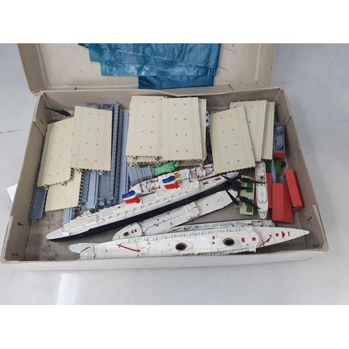 404 - A boxed Triang Minic M.892 S.S. United States Presentation Set