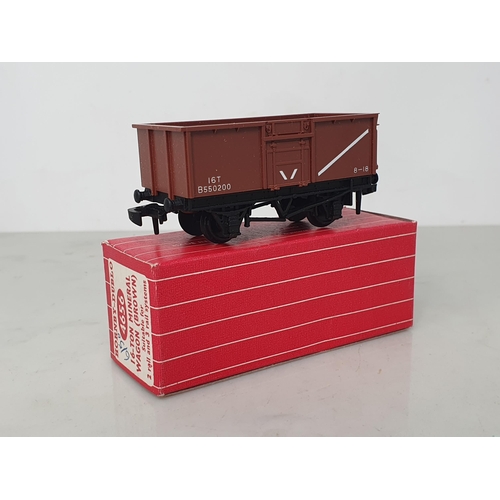 43 - A boxed Hornby Dublo 4656 brown Mineral Wagon, unused, superb box. Wagon in mint condition showing n... 