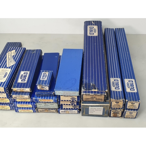 51 - 26 boxes of Hornby Dublo 3-rail Track, Ex-Nr M. Comprising 4x EDB1, 1x EDA2, 1x EDA1, 1x EDAT1, 4x I... 