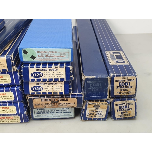 57 - 23 boxes of Hornby Dublo 3-rail Track, excellent to mint condition. Comprising 1x EOPR, 4x EDB1, 4x ... 