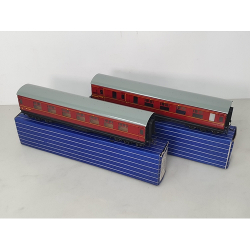 60 - Two boxed Hornby Dublo D22 Corridor Coaches with metal wheels, mint. Both coaches are in mint condit... 