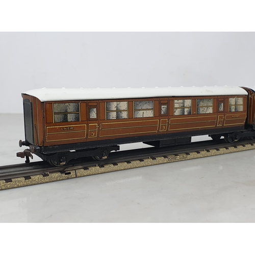 66 - A Hornby Dublo post-war Articulated Coach Set. Very good condition, roofs have been repainted