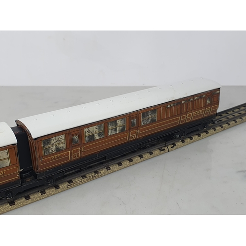 66 - A Hornby Dublo post-war Articulated Coach Set. Very good condition, roofs have been repainted