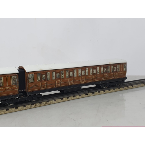 66 - A Hornby Dublo post-war Articulated Coach Set. Very good condition, roofs have been repainted