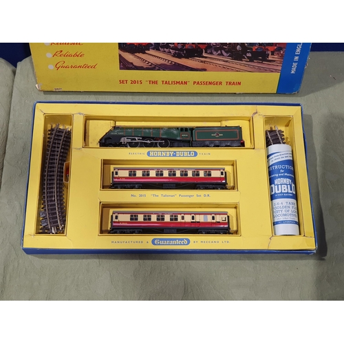 95 - A boxed Hornby Dublo 2015 'The Talisman' Passenger Set with instructions, box lid F-G (taped corners... 