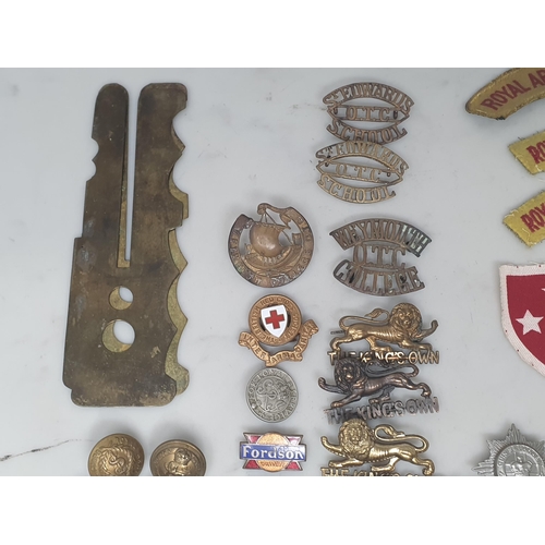 779 - A quantity of mainly British Army Buttons, Shoulder Badges and other Badges including 'The King's Ow... 