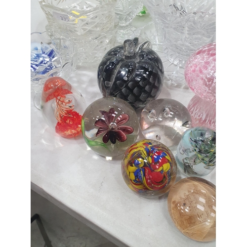 335 - quantity of glass Vases, Bowls and Paperweights (R5)