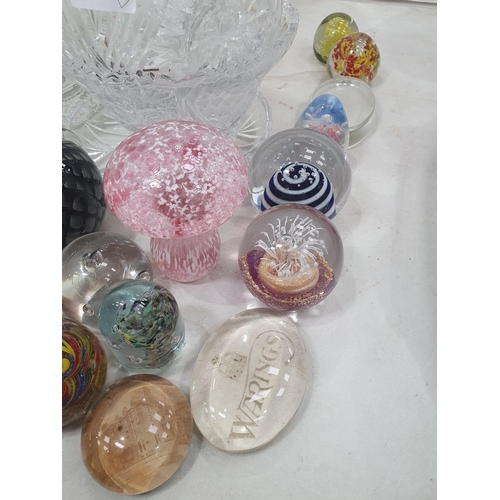 335 - quantity of glass Vases, Bowls and Paperweights (R5)