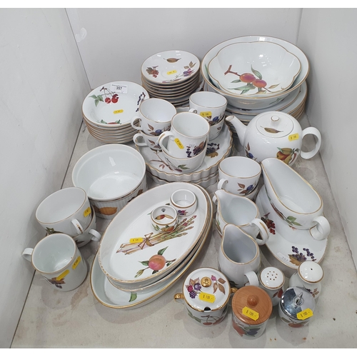 357 - A quantity of Royal Worcester 'Evesham' Dinner and Teawares (R5)