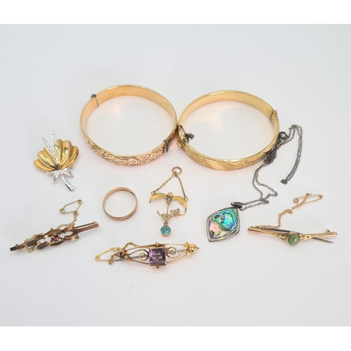 207 - Three various Brooches, a Pendant A/F and a Wedding Band, all marked 9ct, approx 10gms all in, two r... 