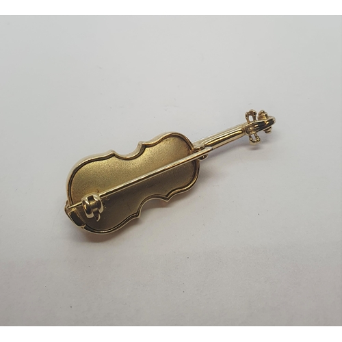 225 - A Violin Brooch in 9ct white and yellow gold, approx 41mm long, approx 6gms