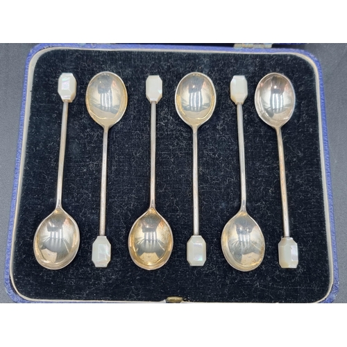 116 - Six George V silver bean handled Coffee Spoons, Sheffield 1933, in case