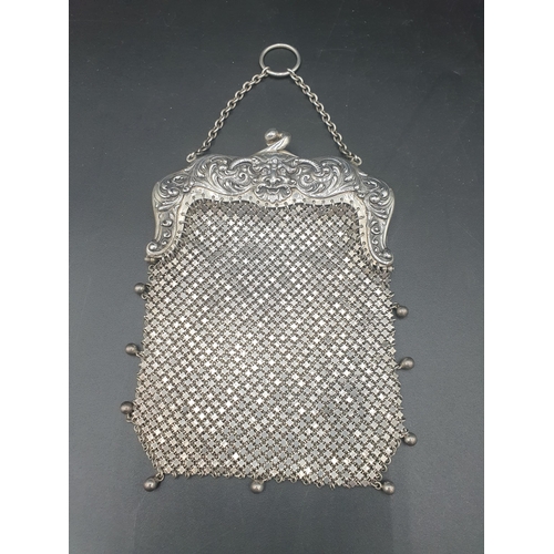 142 - An Edward VII Continental silver mesh Purse, the mount decorated lion mask and scrolls.import mark: ... 