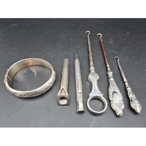 99 - A George VI silver cased Yard-O-Led, London 1946, three silver handled Button Hooks, silver bangle a... 