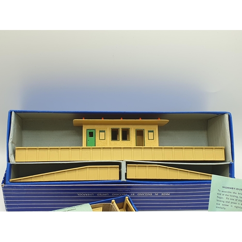 1060 - A boxed Hornby Dublo D1 Island Platform, 2x Footbridges and a Level Crossing, all near mint-mint. Bo... 