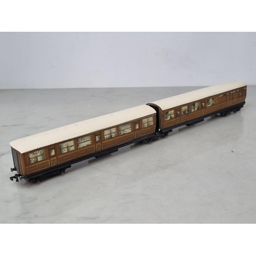 1061 - A Hornby Dublo D2 Articulated Set in very good condition for post-war running