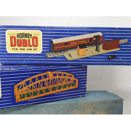 1089 - A boxed Hornby Dublo D1/455 Through Station (box A/F),  a boxed D1 Island Platform, a boxed D1 metal... 