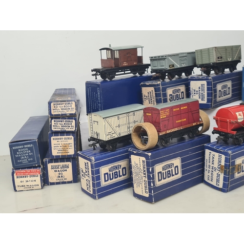 1097 - Eighteen boxed Hornby Dublo 3-rail Wagons including D2 Mineral Wagon, Vacuum Oil Tank Wagon, D1 BR H... 