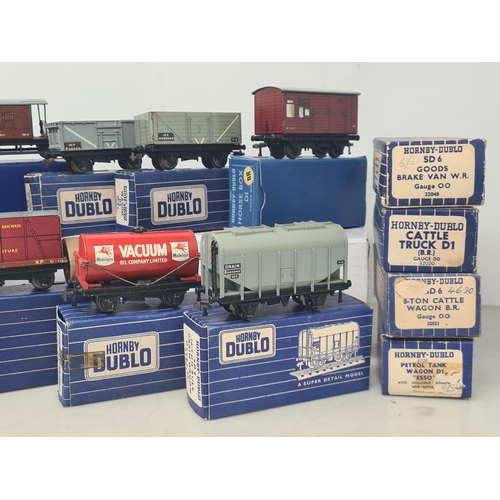 1097 - Eighteen boxed Hornby Dublo 3-rail Wagons including D2 Mineral Wagon, Vacuum Oil Tank Wagon, D1 BR H... 