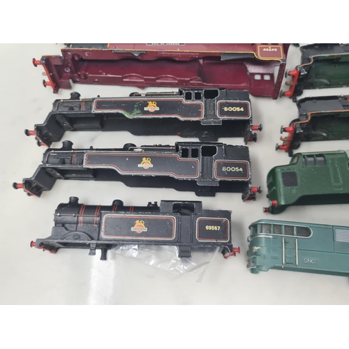 1102 - A box of assorted Hornby Dublo locomotive Bodies and Chassis