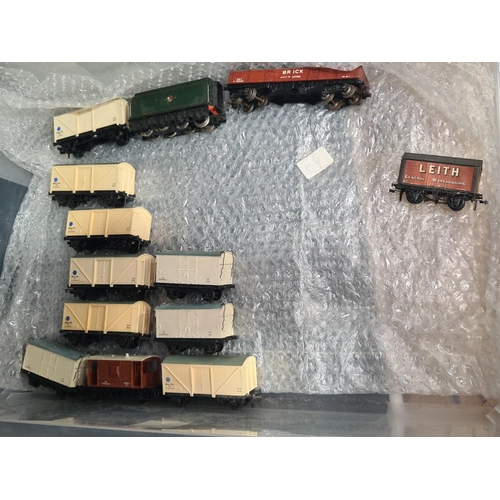 1118 - A tray of assorted 00 gauge including two Mainline 0-6-0T J52 Locomotives, a Hornby 'Jinty' 0-6-0T, ... 