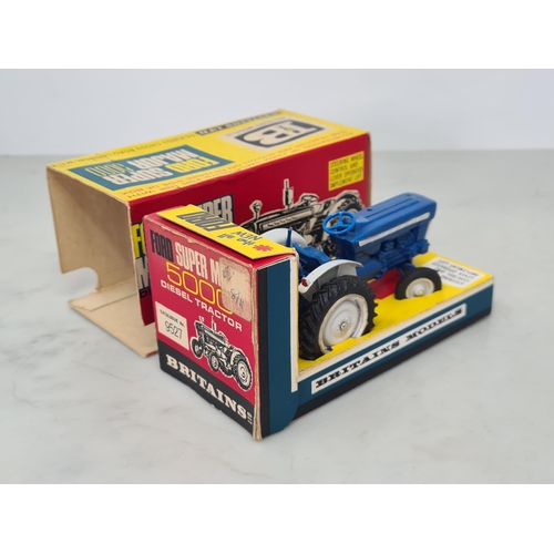 1185 - A boxed Britains 9527 Fordson Super Major 5000 Tractor, Nr M, box Ex