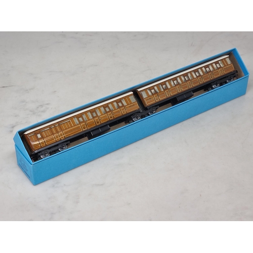 1020 - A Hornby Dublo D2 Articulated Coach Set in near mint condition, post-war bogies, just feint crazing ... 