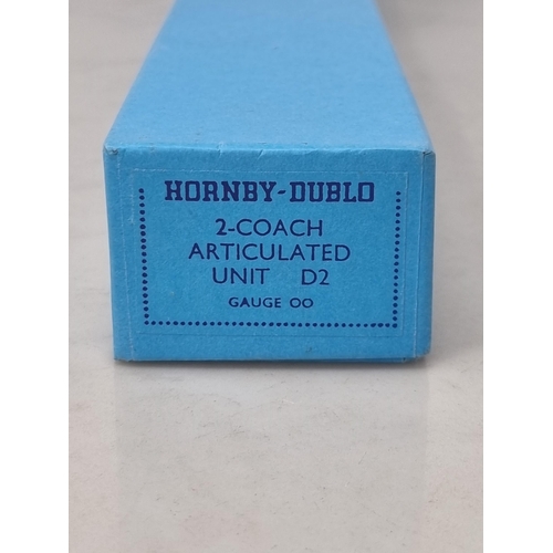 1020 - A Hornby Dublo D2 Articulated Coach Set in near mint condition, post-war bogies, just feint crazing ... 